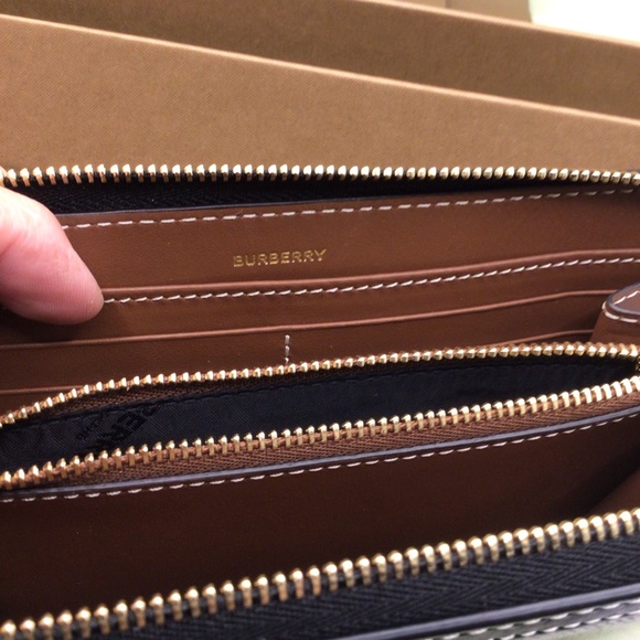 BURBERRY HORSEFERRY, NWT, FULL ZIP WALLET, NO FLAWS - Picture 12 of 16